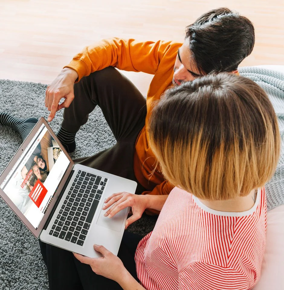 Cuplu care solicita o oferta de pret pe websiteul firmei de mutari Cuplu care solicita o oferta de pret pe websiteul firmei de mutari